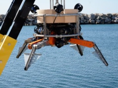 Inteligentny robot Smart Grapple nurkuje, by wyławiać śmieci z dna morskiego