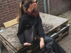 Zapomnij o cygaretkach. Eleganckie "velvet trousers" z lat 90. to cieplejszy hit na zimę