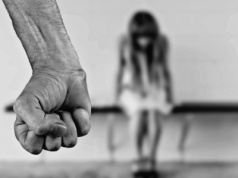 Koniec rodzinnego dramatu. Mężczyzna znęcał się nad żoną i 13-letnim synem