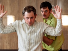 97% dziennikarzy zachwyca się filmem na podstawie prawdziwych wydarzeń. Dead Man's Wire na zwiastunie