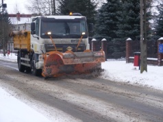 W Piotrkowie trwa akcja zimowego utrzymania dróg. Gdzie zgłaszać interwencje?