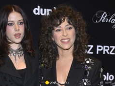 Natalia Kukulska na pokazie mody Mariusza Przybylskiego. Towarzyszyła jej 20-letnia córka