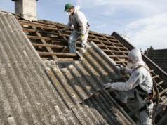 Eksperci biją na alarm. Eternit nie chce znikać. Skoczów utknął w azbestowej pułapce