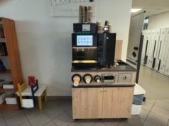 Komu przeszkadza kawa w automatach i dlaczego Polacy płacą tak dużo za plastikowe kubki? Rada Przedsiębiorców apeluje o rozsądek i zmiany w prawie