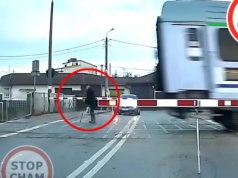 Staruszek przechodził przez tory mimo opuszczonych rogatek. Pociąg przejechał kilkadziesiąt cm od niego