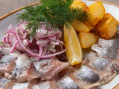 Śledź to prawdziwy superfood - skarbnica kwasów omega 3, jodu i selenu. Ale zanim kupisz, sprawdź, skąd pochodzi