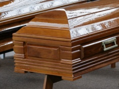 Obudziła się w trumnie przed kremacją. "Usłyszeli pukanie"