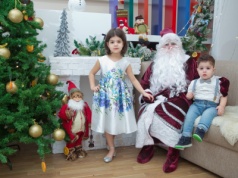 Zdjęcia świąteczne w szkołach to lukratywny biznes? "Za takie tło i tekturową ramkę nie zapłacę 41 zł"