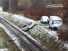 Toyota zsunęła się z nasypu wprost na tory WKD