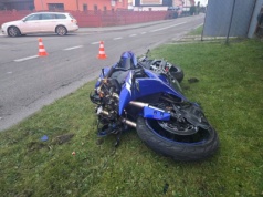 Na jednym kole, bez kasku, bez prawka, z tablicą z innego pojazdu, na czołówkę z autem