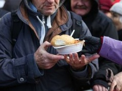 Za biedni na kupno leków, ogrzanie domu, założenie pampersa. Co piąty senior w Polsce jest niedożywiony