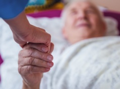 Kompleksowość ponad doświadczenie? Kontrowersje wokół nowych zasad kontraktowania opieki długoterminowej