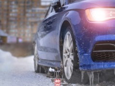 Samochód z włączonym silnikiem na postoju. Wyjaśniamy, czy to legalne