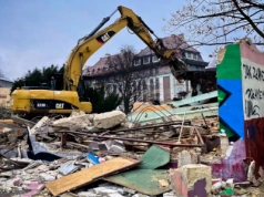 Trwa wyburzanie starych pawilonów przy placu Klasztornym w Legnicy