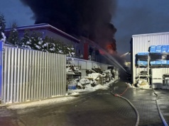 Obawy o zanieczyszczenie powietrza w Skawinie. Pożar hali gaszono do rana