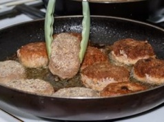 Kotlety mielone rozpadają się na patelni? Prawdopodobnie popełniasz ten błąd