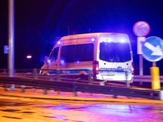 Nagi i zakrwawiony leżał pod blokiem. Policja zatrzymała dwóch mężczyzn