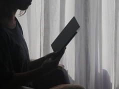 „Nie jestem sam” – gdy słowa stają się lekarstwem. Niezwykła moc poezji terapeutycznej