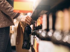 Ponad połowa Polaków popiera nocny zakaz sprzedaży alkoholu