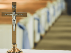 Ksiądz nagle przerwał mszę. Chwilę później zaskoczył wiernych