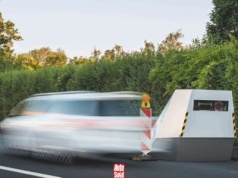 Fotoradar robi zdjęcia kierowcom, którzy jadą zgodnie z przepisami. Skargi napływają lawinowo