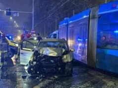 Poranne, poważne utrudnienia we Wrocławiu. Uciekający samochód wjechał w tramwaj