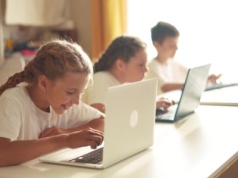 154 mln zł za 54 tys. laptopów po przetargu