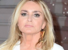 Monika Olejnik w mini i "towering boots". Te buty rewelacyjnie wydłużają nogi