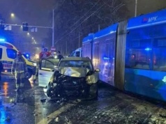 Dramatyczny wypadek w polskim mieście. Zderzyły się osobówka i tramwaj, są ranni