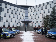 Hybrydowe Kie zasiliły policyjną flotę. W Częstochowie odbyło się uroczyste przekazanie nowych radiowozów