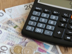 Portfele Polaków pod lupą. Wielu nadal żyje "od pierwszego do pierwszego"