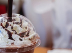 Po raz pierwszy podatek cukrowy obejmie milkshake’i i latte w UK