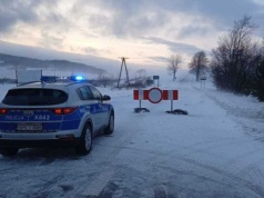 Polscy policjanci ewakuowali kierowców z zamieci. Co możemy zrobić w takiej sytuacji?