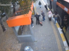 Jechały hulajnogą, potrąciły pieszą na Dąbrowskiego i uciekły. Policja poszukuje dwóch kobiet