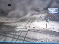 22-latek wjechał w latarnię. Nie posiadał prawa jazdy