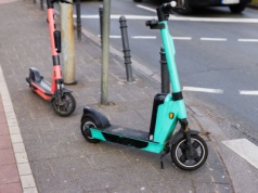 Miasta likwidują elektryczne hulajnogi. Powodem kaski i łamanie prawa