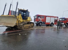 ‘Zgubił’ spychacz na rondzie. Wezwano strażaków
