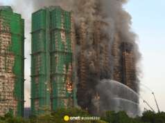 Pożar wieżowców w Hongkongu. Mieszkanka mówi o papierosach. "Mówiłam im, żeby nie palili"