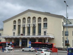 Niebezpieczny incydent na lotnisku. Samolot PLL LOT wypadł z pasa startowego