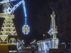 Setki dekoracji, śnieżynki na dźwigach i najpiękniejszy jarmark w Europie. To miasto z pompą szykuje się na święta