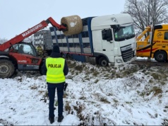 Zdarzenie drogowe na K-36 – dachowanie i pomoc, która zakończyła się w rowie