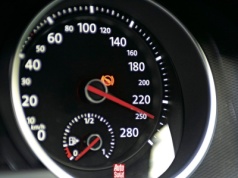 Dlaczego prędkościomierze pokazują ponad 200 km na godz.? Nawet w słabych autach