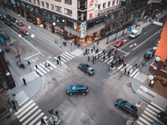 Nie wolno byle jak parkować przed przejściem dla pieszych. Taką odległość trzeba zachować