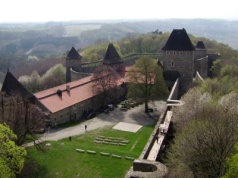 Jeden z największych zamków Europy. Jego nazwa pochodzi od rabusia