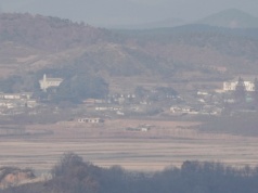 Luksusowe futra i skrajny głód. Pogłębia się przepaść klasowa w Korei Północnej