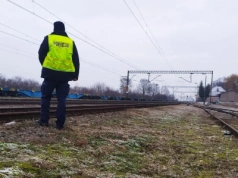 Policjanci patrolują tereny kolejowe