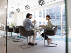 Dlaczego "przyjrzyjmy się temu razem" działa, a "zrobiłeś to źle" psuje wszystko?