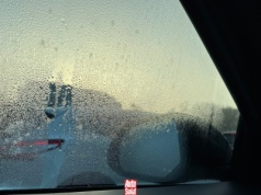 Jak pozbyć się pary i wody z szyb samochodu? Żałowałem, że nie mam niewidzialnej wycieraczki