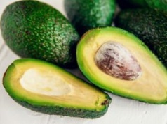 Z pestką czy bez? Oto jak przechowywać przekrojone awokado