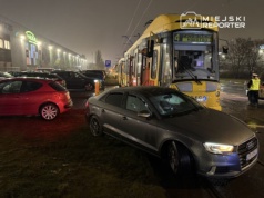 Zderzenie tramwaju z Audi na Białołęce. Kierowca w szpitalu